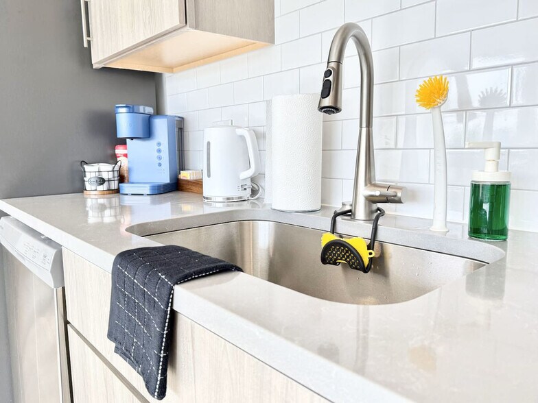 Building Photo - 501 N Perth St