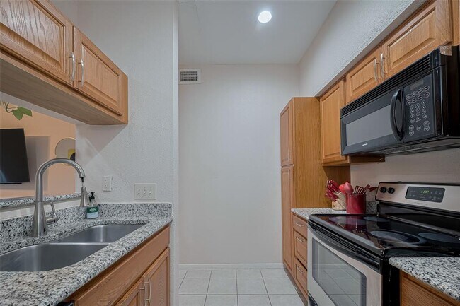 Building Photo - 2121 El Paseo St