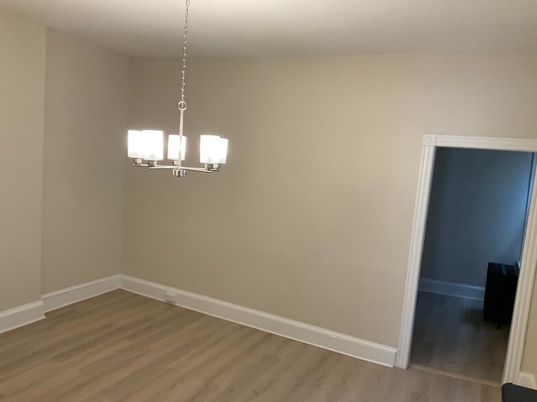 Building Photo - 5465 Pine St