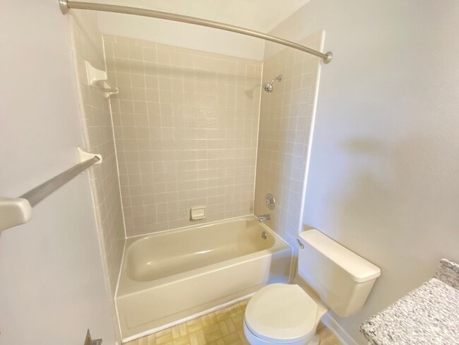 Building Photo - 3708 Molona Dr