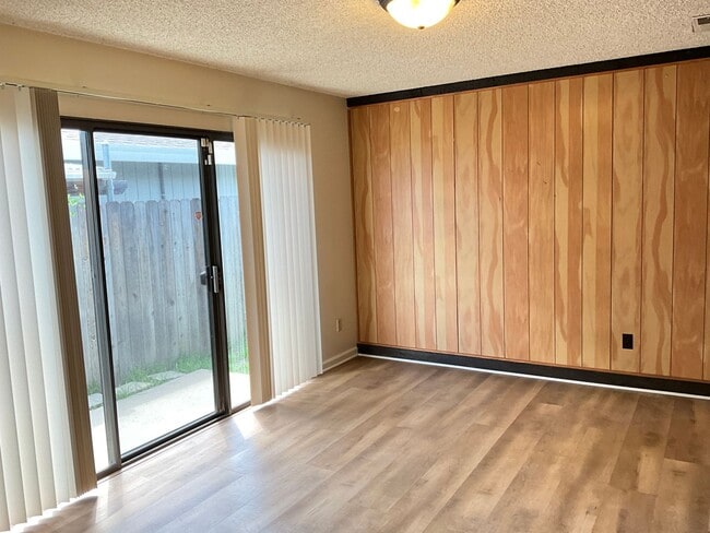 Building Photo - NICE 2 BEDROOM DUPLEX!