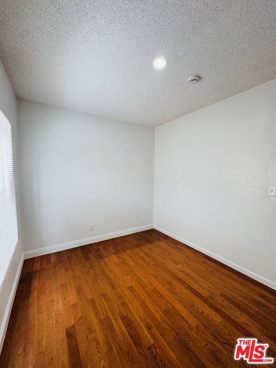 Building Photo - 417 W 52nd Pl