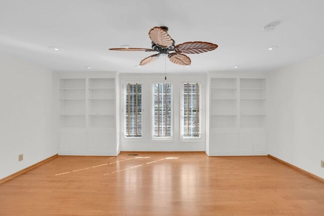 Building Photo - NOT YOUR AVERAGE 4 BEDROOM HOUSE!