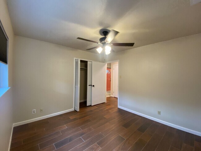 Building Photo - WHISPERING OAKS RARE FIND 3 BD/2 BA AVAILABLE APRIL 7TH!