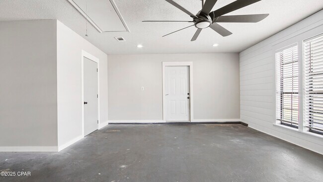 Building Photo - 2400 Jason Dr