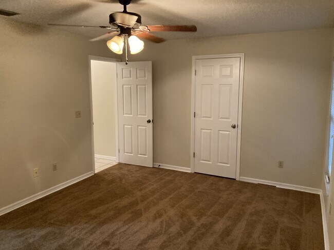 Building Photo - Charming 3 bedroom, 2 bathroom house with ...