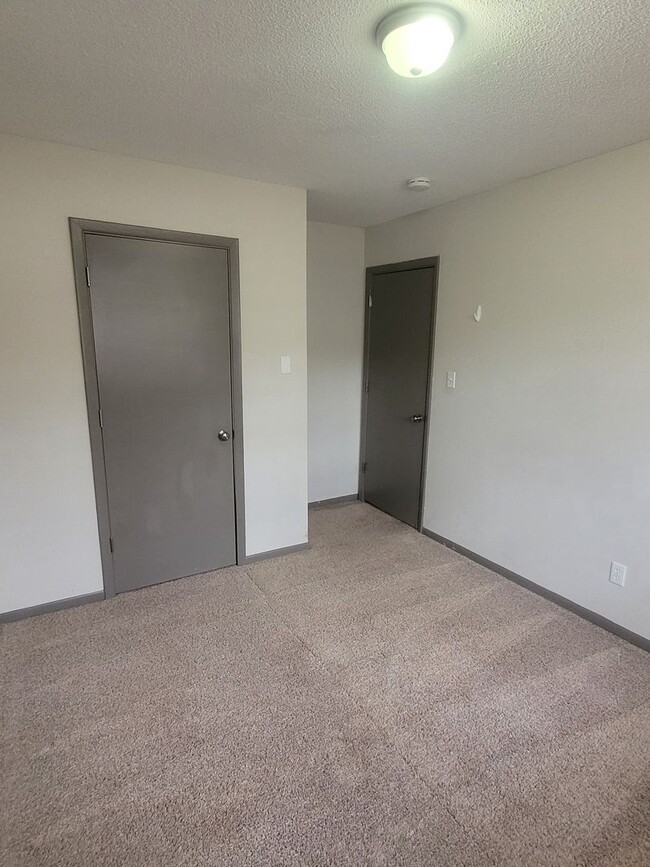 Building Photo - 3 Bed One Bath House