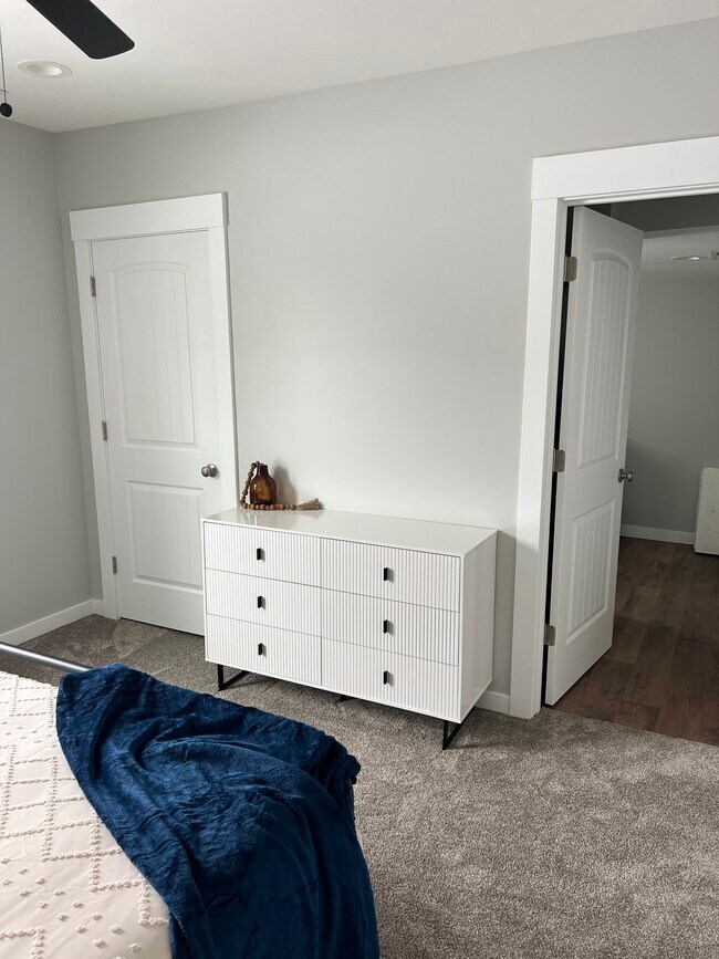 Building Photo - 418 W 18th St