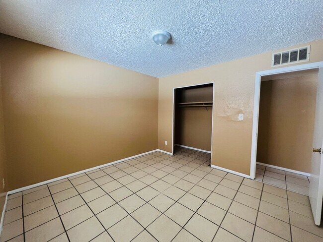 Building Photo - 1402 S Espina St