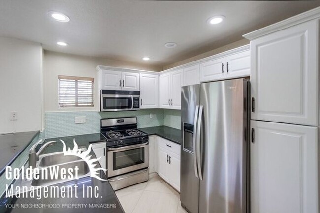 Building Photo - Elegant Dual Master 2Bdm 2.5Ba Townhome in...