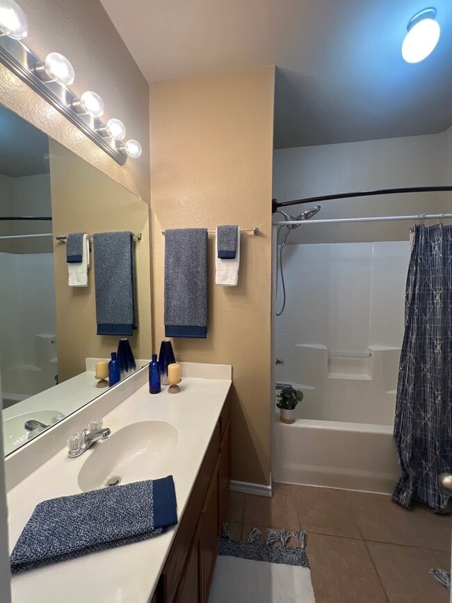 Building Photo - Updated Stunning Duplex 3/2 duplex in Burleson