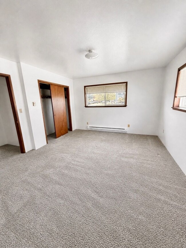 Building Photo - Large 3 Bed 1.5 Bath with large Garage Located in Cosmopolis