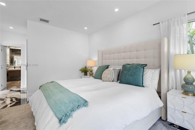 Building Photo - 1544 Michigan Ave