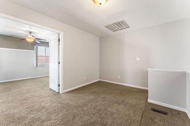 Building Photo - Lovely Townhome with A Garage and Central AC!