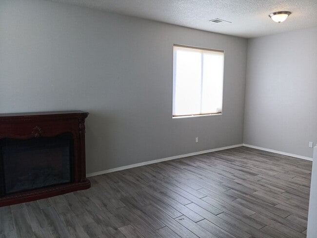Building Photo - 3 Bedroom, 2.5 Bathroom Home! Schedule a Showing Today!
