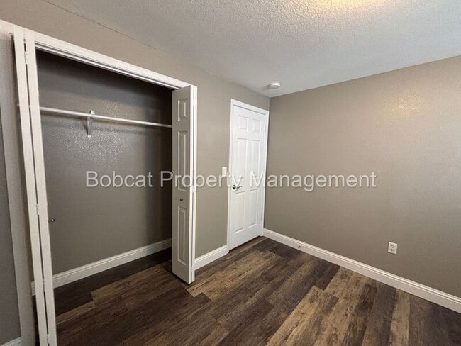 Building Photo - 2066 Southridge Ct