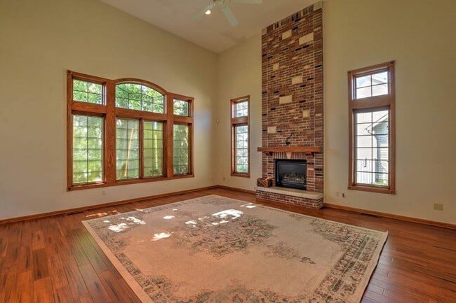 Building Photo - Forsyth Home!  4 Beds 3.5 Baths with Finis...