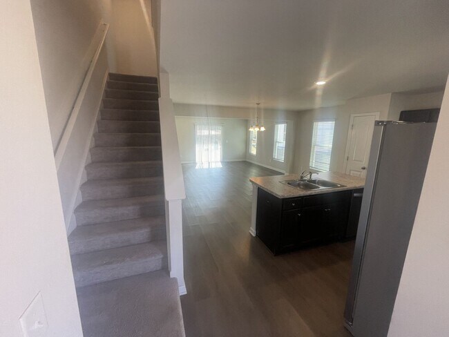 Building Photo - 3 Bd 2.5 Ba end unit townhouse