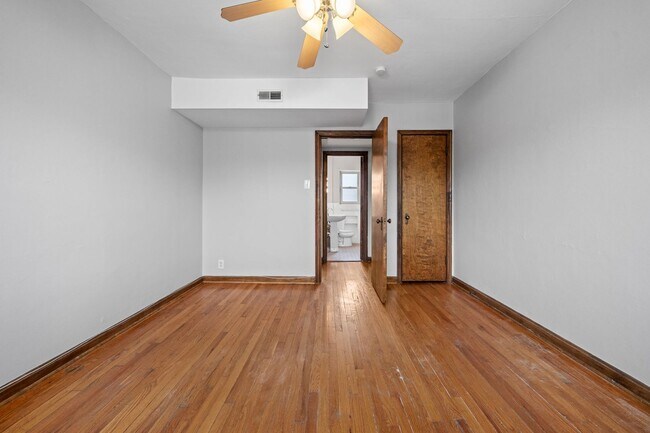 Building Photo - 5821 Lindenwood Ave