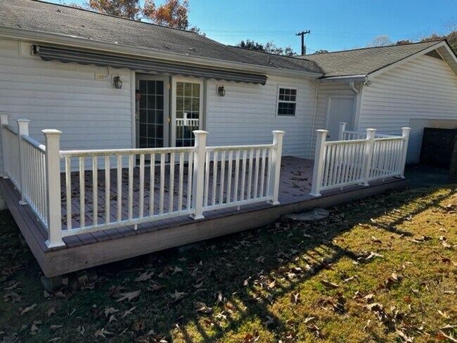 Building Photo - Oak Ridge 37830 - 3 bedroom, 1.5 bath home upstairs only with basement bonus room - Call Troy Ada...