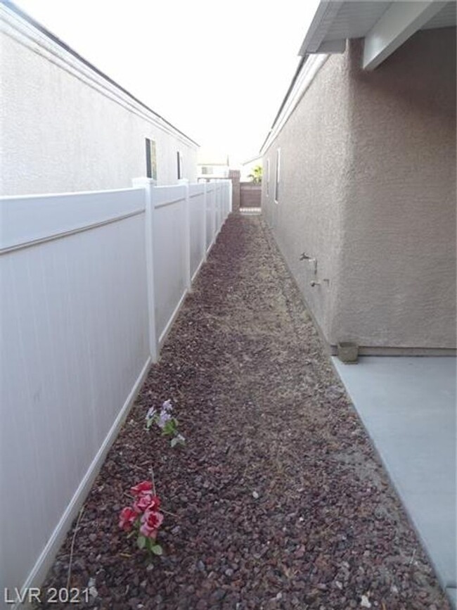 Building Photo - Wonderful 1 Story, 3 Bedroom Townhouse wit...
