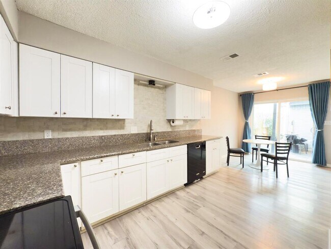 Building Photo - 6506 Briar Glade Dr