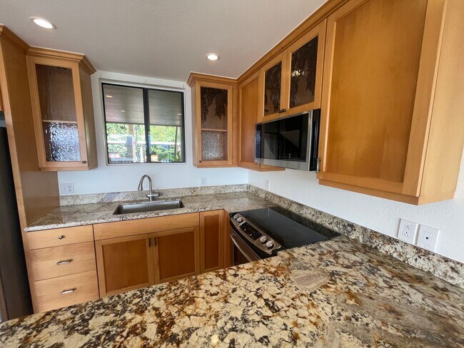 Building Photo - Beautiful 2 bedroom, 2 bath townhome