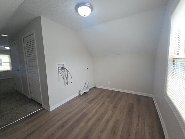 Building Photo - 1011 Blakley Dr