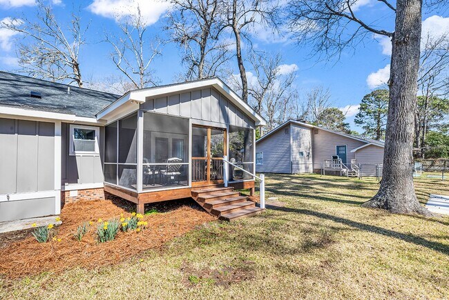 Building Photo - 2405 Bert Dr