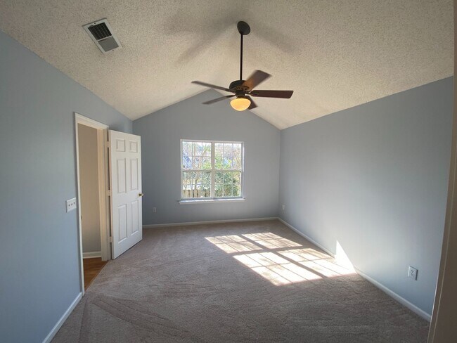 Building Photo - Move in ready, 2-story Townhome located in...