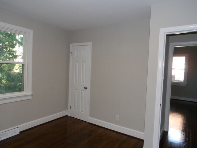 Building Photo - 506 James Ave