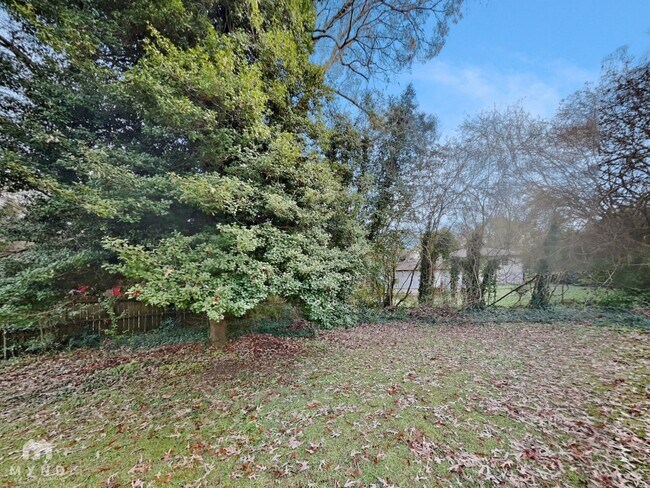 Building Photo - 837 Northview Dr