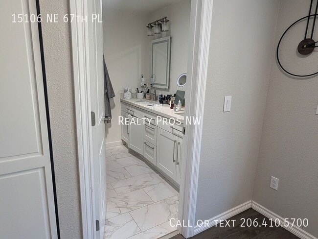 Building Photo - 15106 NE 67th Pl