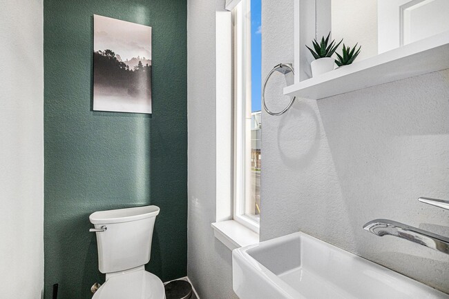 Building Photo - 1 Bed 1.5 Bath Townhome in West Highland Available!