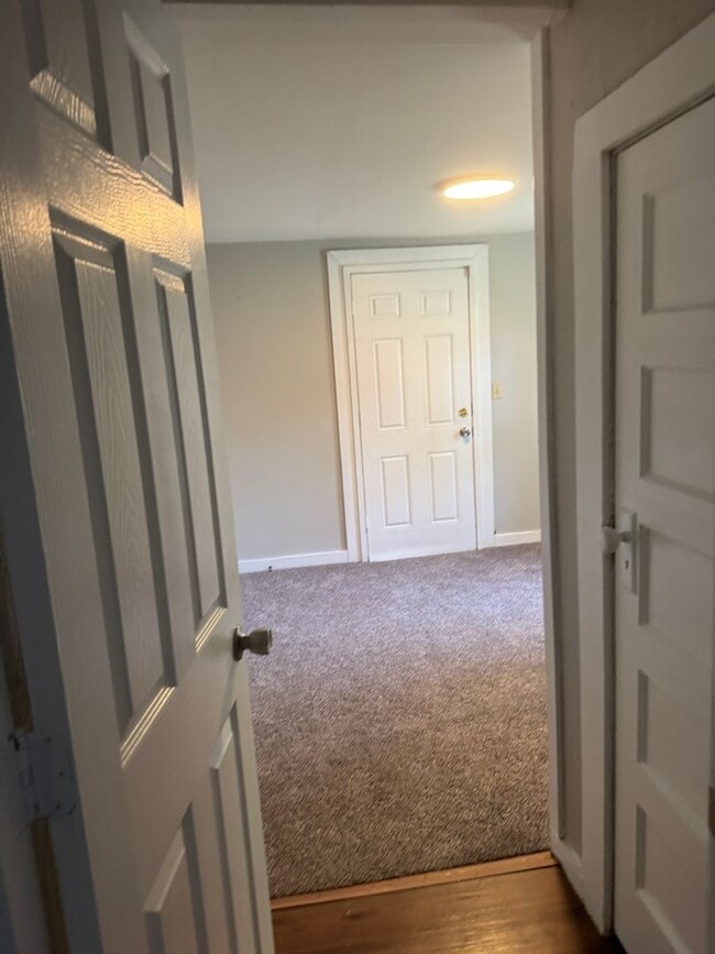 Building Photo - 2 BEDROOM 1 BATH HOUSE LARGE YARD AND GARAGE