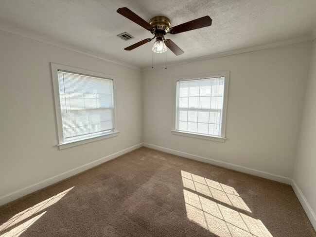 Building Photo - 2 Bedroom fenced yard with BONUS Room