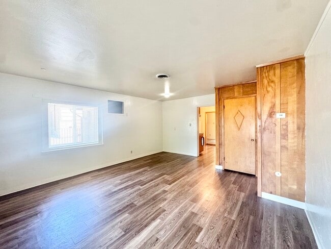 Building Photo - Charming 2-bedroom 1-bathroom duplex in Ca...