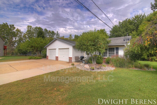 Building Photo - 6705 North Dr