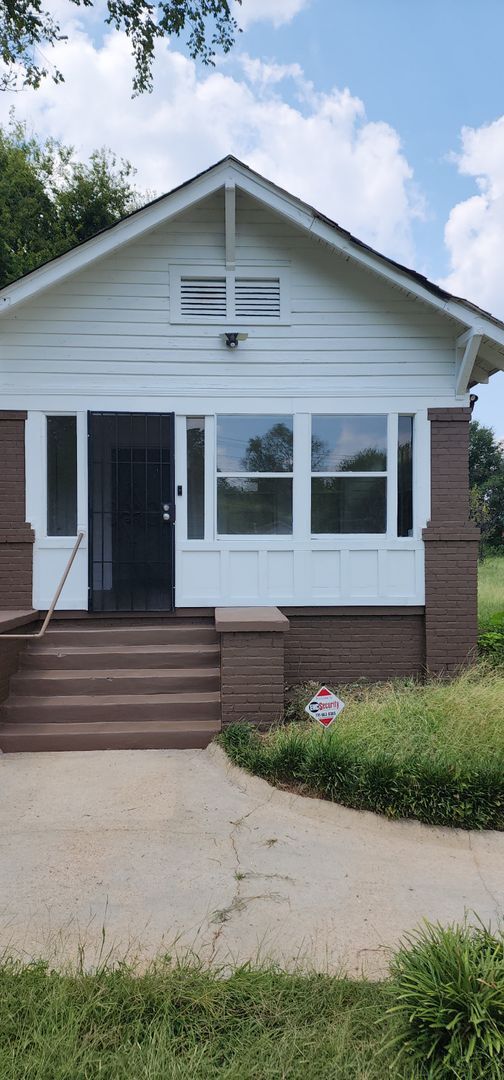 Building Photo - A Spacious house with lots of space and big yard.