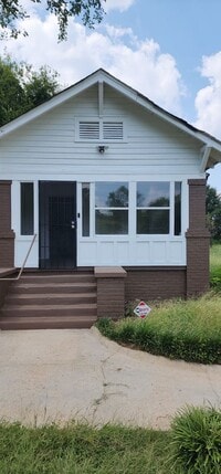 Building Photo - A Spacious house with lots of space and bi...