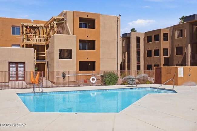 Building Photo - 1810 E Blacklidge Dr