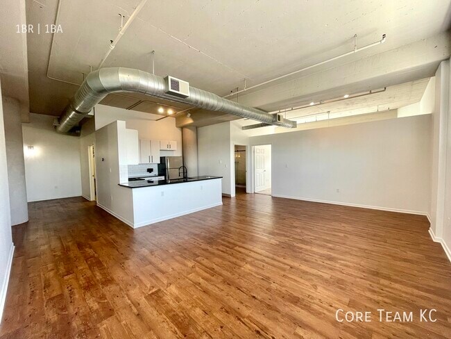 Building Photo - 320 W 7th St