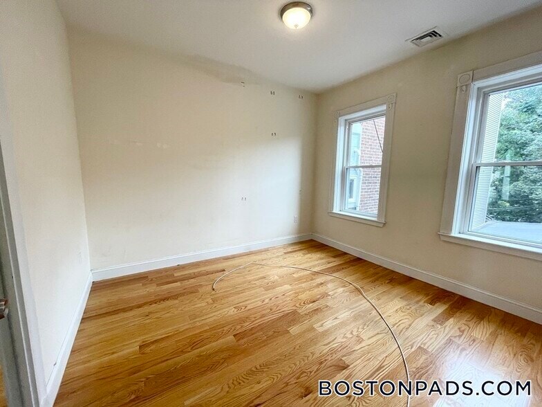 Building Photo - 98 L St