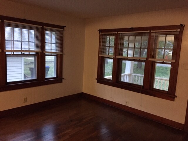 Building Photo - 134 NW Quinton Ave