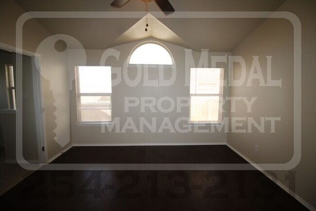 Building Photo - Willamette Wins – Where Convenience Meets Everyday Living!