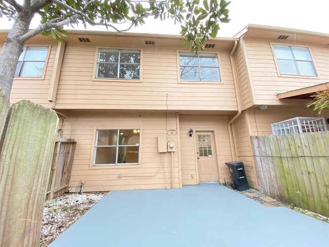 Building Photo - 7700 Creekbend Dr