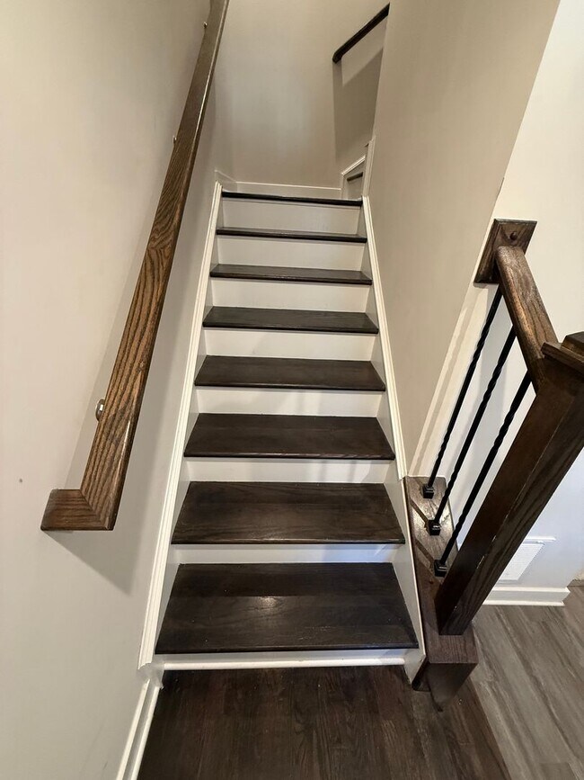 Building Photo - 3 Bedroom Townhouse - City Living with a G...