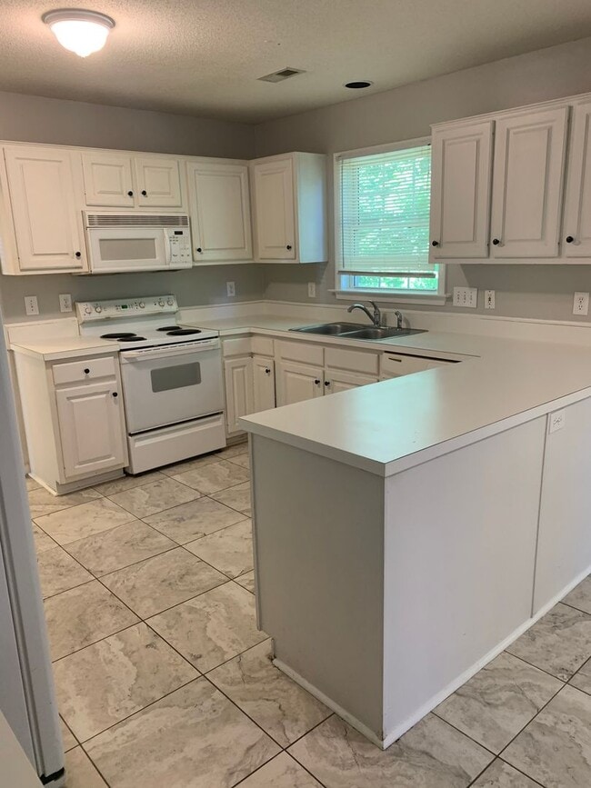 Building Photo - Renovated 3 Bedroom Off Groometown Road