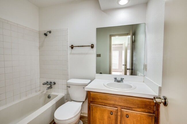 Building Photo - 2Bed / 2Bath Duplex • Kitchen Appliances I...