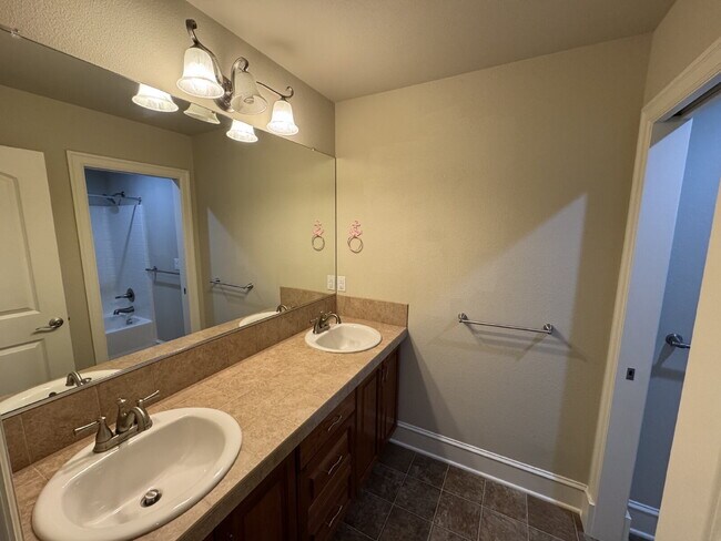 Building Photo - 4 Bedroom - 2 1/2 Bath Tualatin Home